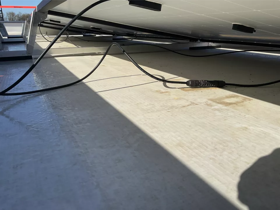 Leitungen liegen auf der Dachhaut, brennbare Dachmaterialien unter der PV-Anlage Leitungen liegen auf der Dachhaut, brennbare Dachmaterialien unter der PV-Anlage